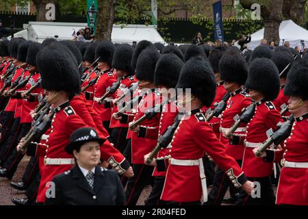 London, Großbritannien. 6. Mai 2023 Die königliche Garde tritt am Samstag, den 6. Mai 2023, als Teil der Prozession zur Krönung von König Karl III. Und Königin Camilla an. Kredit: Kiki Streitberger / Alamy Live News Stockfoto