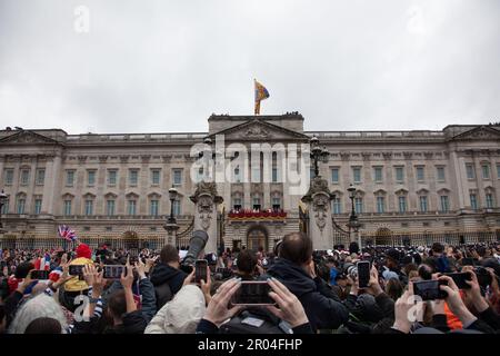 London, Großbritannien. 6. Mai 2023 Tausende versuchen, ein Foto zu machen, während die königliche Familie nach der Krönung von König Karl III. Und Königin Camilla am Samstag, den 6. Mai 2023, auf dem Balkon des Buckingham-Palastes auftaucht. Kredit: Kiki Streitberger / Alamy Live News Stockfoto