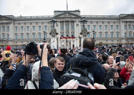 London, Großbritannien. 6. Mai 2023 Tausende versuchen, ein Foto zu machen, während die königliche Familie nach der Krönung von König Karl III. Und Königin Camilla am Samstag, den 6. Mai 2023, auf dem Balkon des Buckingham-Palastes auftaucht. Kredit: Kiki Streitberger / Alamy Live News Stockfoto