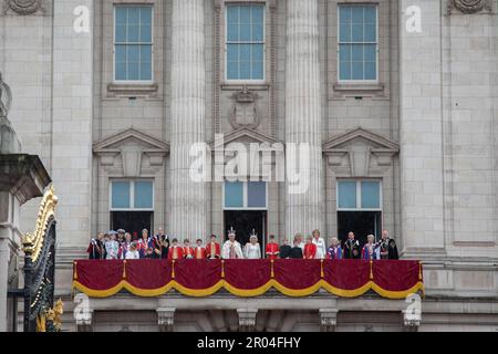 London, Großbritannien. 6. Mai 2023 Die königliche Familie tritt nach der Krönung von König Karl III. Und Königin Camilla am Samstag, den 6. Mai 2023, auf dem Balkon des Buckingham-Palastes auf. Kredit: Kiki Streitberger / Alamy Live News Stockfoto