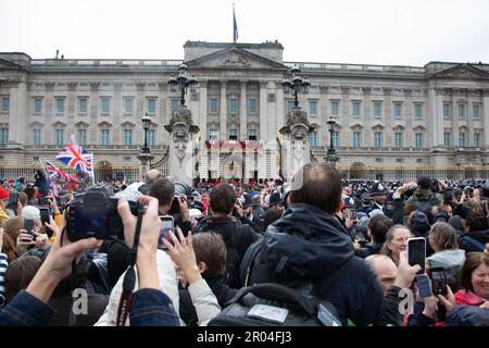 London, Großbritannien. 6. Mai 2023 Tausende versuchen, ein Foto zu machen, während die königliche Familie nach der Krönung von König Karl III. Und Königin Camilla am Samstag, den 6. Mai 2023, auf dem Balkon des Buckingham-Palastes auftaucht. Kredit: Kiki Streitberger / Alamy Live News Stockfoto