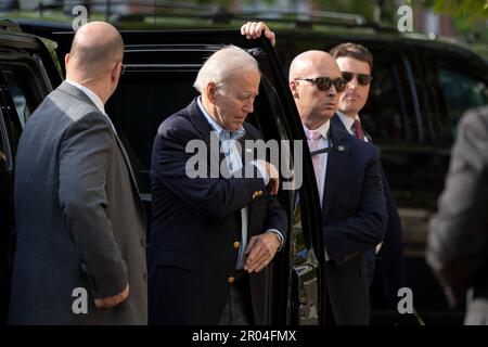 Washington, Usa. 06. Mai 2023. US-Präsident Joe Biden trifft am 6. Mai 2023 zur Messe in der Katholischen Kirche der Heiligen Dreifaltigkeit in Washington ein. Kredit: Chris Kleponis/Pool über CNP Kredit: Abaca Press/Alamy Live News Stockfoto