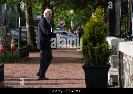 Washington, Usa. 06. Mai 2023. US-Präsident Joe Biden trifft am 6. Mai 2023 zur Messe in der Katholischen Kirche der Heiligen Dreifaltigkeit in Washington ein. Kredit: Chris Kleponis/Pool über CNP Kredit: Abaca Press/Alamy Live News Stockfoto