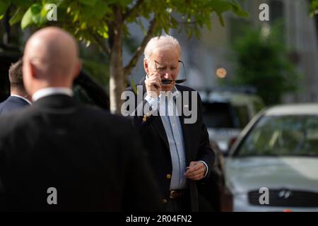 Washington, Usa. 06. Mai 2023. US-Präsident Joe Biden trifft am 6. Mai 2023 zur Messe in der Katholischen Kirche der Heiligen Dreifaltigkeit in Washington ein. Kredit: Chris Kleponis/Pool über CNP Kredit: Abaca Press/Alamy Live News Stockfoto