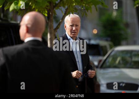 Washington, Usa. 06. Mai 2023. US-Präsident Joe Biden trifft am 6. Mai 2023 zur Messe in der Katholischen Kirche der Heiligen Dreifaltigkeit in Washington ein. Kredit: Chris Kleponis/Pool über CNP Kredit: Abaca Press/Alamy Live News Stockfoto