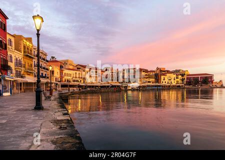 Sonnenaufgang am alten venezianischen Hafen von Chania, Kreta, Griechenland. Stockfoto