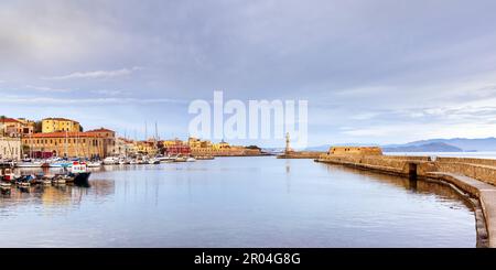 Hafen und Leuchtturm in Chania, Kreta, Griechenland. Stockfoto