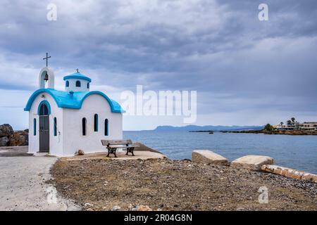 Die wunderschöne Kirche von Agios Dionysios von Olymbos an der Küste in Galatas, Kreta, Griechenland Stockfoto