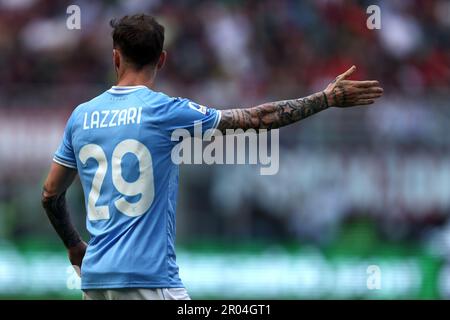 Mailand, Italien. 06. Mai 2023. Manuel Lazzari von SS Lazio Gesten während des Fußballspiels der Serie A zwischen AC Mailand und SS Lazio im Stadio Giuseppe Meazza am 6. Mai 2023 in Mailand, Italien . Kredit: Marco Canoniero/Alamy Live News Stockfoto