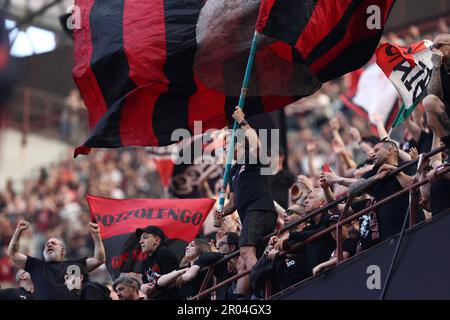 Mailand, Italien. 06. Mai 2023. Fans des AC Mailand während des Fußballspiels der Serie A zwischen dem AC Mailand und der SS Lazio im Stadio Giuseppe Meazza am 6. Mai 2023 in Mailand, Italien . Kredit: Marco Canoniero/Alamy Live News Stockfoto