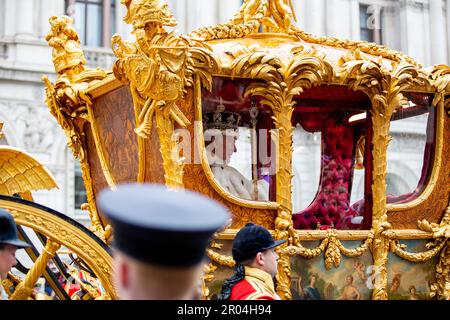 London, Großbritannien, 6. Mai 2023, König Karl III. Trug seine Krone, lächelte und winkte den Massen von Whitehall vom Gold State Coach auf dem Weg zurück zum Buckingham Palace von seiner Krönung in Westminster Abbey zu. Chrysoulla Kyprianou Rosling/Alamy Live News Stockfoto