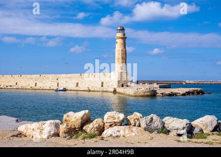 Alter venezianischer Hafen und Leuchtturm von Rethymno, Kreta, Griechenland Stockfoto