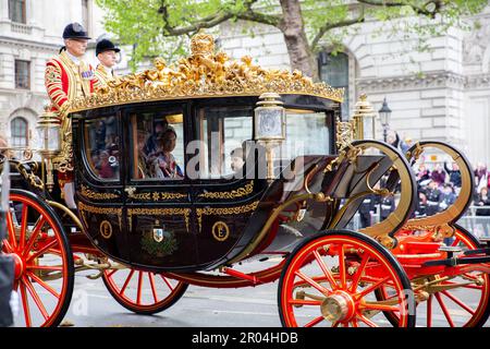 London, UK, 6. Mai 2023, News, Prince and Princess of Wales mit Louis, winkte aus dem Busfenster auf der Rückkehr zum Palast von Westminste Abbey nach HM King Charles III Krönung. Chrysoulla Kyprianou Rosling/Alamy Live Stockfoto