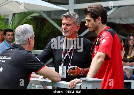 Miami, USA. 06. Mai 2023. (L bis R): Alessandro Alunni Bravi (ITA) Alfa Romeo F1 Team Managing Director und Teamvertreter mit Enrico Zanarini (ITA) Driver Manager und Antonio Giovinazzi (ITA) Ferrari Reserve Driver. Formel-1-Weltmeisterschaft, Rd 5, Miami Grand Prix, Samstag, 6. Mai 2023. Miami International Autodrome, Miami, Florida, USA. Kredit: James Moy/Alamy Live News Stockfoto