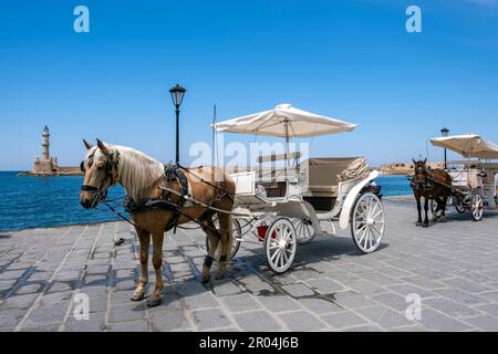 Pferdekutschen im alten venezianischen Hafen von Chania, Kreta, Griechenland. Stockfoto