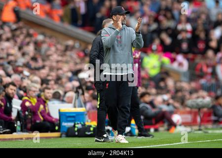 Liverpool-Manager Jürgen Klopp applaudiert seinen Spielern beim Premier League-Spiel zwischen Liverpool und Brentford in Anfield, Liverpool, am Samstag, den 6. Mai 2023. (Foto: Mike Morese | MI News) Guthaben: MI News & Sport /Alamy Live News Stockfoto