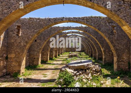 Bögen der alten verlassenen Olivenpresse, Kloster Agios Georgios (St. George), Karydi, Apokoronas, Kreta, Griechenland Stockfoto