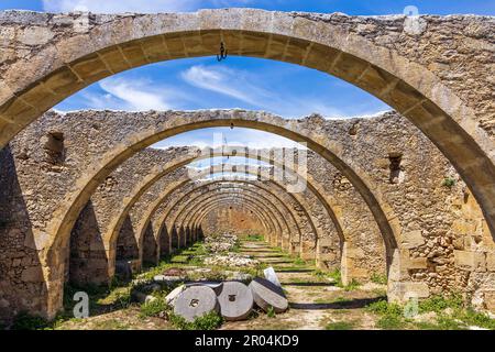 Bögen der alten verlassenen Olivenpresse, Kloster Agios Georgios (St. George), Karydi, Apokoronas, Kreta, Griechenland Stockfoto