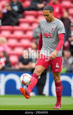 Virgil van Dijk #4 von Liverpool wird vor dem Premier League-Spiel Liverpool gegen Brentford in Anfield, Liverpool, Großbritannien, warm. 6. Mai 2023. (Foto von Steve Flynn/News Images) in Liverpool, Großbritannien, 5/6/2023. (Foto: Steve Flynn/News Images/Sipa USA) Guthaben: SIPA USA/Alamy Live News Stockfoto