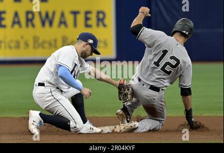 St. Petersburg, USA. 06. Mai 2023. Brandon Lowe (L) von Tampa Bay Rays markiert Isiah Kiner-Falefa (12) von New York Yankees, der während des fünften Inning eines Baseballspiels im Tropicana Field in St. die zweite Base stehlen wollte Petersburg, Florida, Samstag, 6. Mai 2023. Foto: Steve Nesius/UPI. Kredit: UPI/Alamy Live News Stockfoto