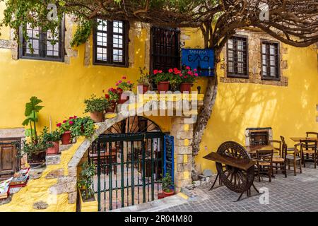 Farbenfrohe Taverna in der Altstadt von Chania, Kreta, Griechenland Stockfoto