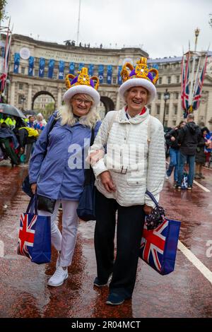 London, Großbritannien, 6. Mai 2023, handgemachte Häkelkronen, hergestellt von der Dame in Blau. Es dauert Monate, jede zu machen. Chrysoulla Kyprianou Rosling/Alamy Live News Stockfoto