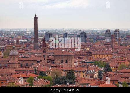 Luftaufnahme von Bologna in Italien mit einigen der berühmtesten Wahrzeichen der Stadt: Die Basilika San Domenico, der Asinelli-Turm, die Kirche Sa Stockfoto