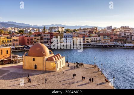 Venezianischer Hafen mit der Kucuk Hasan Pasha Moschee in der Stadt Chania, Kreta. Stockfoto