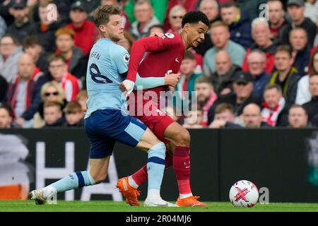 Liverpool, Großbritannien. 06. Mai 2023. Mathias Jensen #8 von Brentford tritt mit Cody Gakpo #18 von Liverpool beim Premier League-Spiel Liverpool gegen Brentford in Anfield, Liverpool, Großbritannien, am 6. Mai 2023 (Foto von Steve Flynn/News Images) am 5./6. Mai 2023 in Liverpool, Großbritannien, um den Ball an. (Foto: Steve Flynn/News Images/Sipa USA) Guthaben: SIPA USA/Alamy Live News Stockfoto