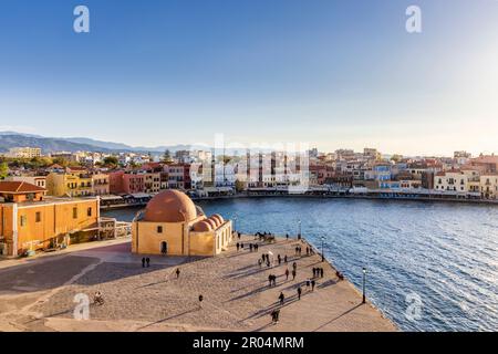 Venezianischer Hafen mit der Kucuk Hasan Pasha Moschee in der Stadt Chania, Kreta. Stockfoto