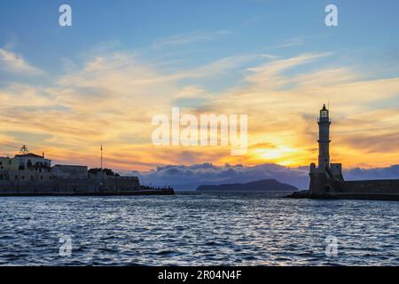 Sonnenuntergang am alten venezianischen Hafen von Chania, Kreta, Griechenland. Stockfoto