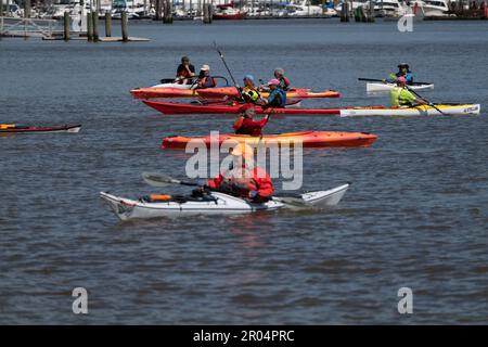 Cortlandt, New York, USA. 6. Mai 2023. Eine Flotte von Demonstranten auf Kyaks und Paddelbrettern nehmen an der Protestaktion gegen HOLTEC Interanational im Waterfront Park in Verplanck in Cortlandt, New York, Teil. HOLTEC International plant, im Rahmen des Stilllegungsprozesses 1 Millionen Gallonen radioaktives Wasser in den Hudson River abzuleiten. (Kreditbild: © Brian Branch Price/ZUMA Press Wire) NUR REDAKTIONELLE VERWENDUNG! Nicht für den kommerziellen GEBRAUCH! Stockfoto