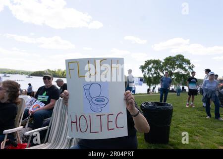 Cortlandt, New York, USA. 6. Mai 2023. Demonstranten beteiligen sich an der Protestaktion gegen die HOLTEC Interanational im Waterfront Park in Verplanck in Cortlandt, New York. HOLTEC International plant, im Rahmen des Stilllegungsprozesses 1 Millionen Gallonen radioaktives Wasser in den Hudson River abzuleiten. (Kreditbild: © Brian Branch Price/ZUMA Press Wire) NUR REDAKTIONELLE VERWENDUNG! Nicht für den kommerziellen GEBRAUCH! Stockfoto