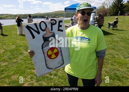 Cortlandt, New York, USA. 6. Mai 2023. Demonstranten beteiligen sich an der Protestaktion gegen die HOLTEC Interanational im Waterfront Park in Verplanck in Cortlandt, New York. HOLTEC International plant, im Rahmen des Stilllegungsprozesses 1 Millionen Gallonen radioaktives Wasser in den Hudson River abzuleiten. (Kreditbild: © Brian Branch Price/ZUMA Press Wire) NUR REDAKTIONELLE VERWENDUNG! Nicht für den kommerziellen GEBRAUCH! Stockfoto