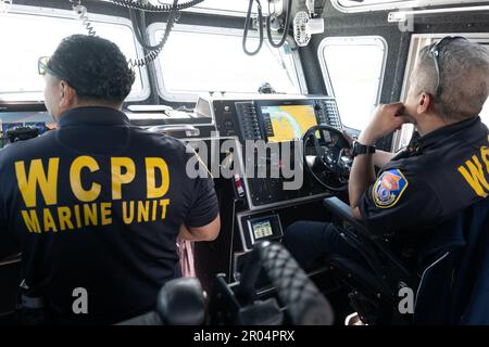 Cortlandt, New York, USA. 6. Mai 2023. West Chester County Police Marine Unit SGT. ISAI MOREIRA und Offier WILBERTO SAEZ patrouillieren am Indian Point Nuclear Plant in Buchannon, New York vorbei, das auf dem Hudson River in West Chester County während eines Protests gegen HOLTEC, der die Anlage betreibt, gezeigt wurde. HOLTEC International plant, im Rahmen des Stilllegungsprozesses 1 Millionen Gallonen radioaktives Wasser in den Hudson River abzuleiten. (Kreditbild: © Brian Branch Price/ZUMA Press Wire) NUR REDAKTIONELLE VERWENDUNG! Nicht für den kommerziellen GEBRAUCH! Stockfoto