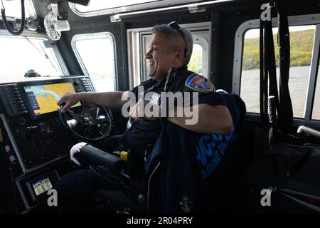 Cortlandt, New York, USA. 6. Mai 2023. West Chester County Police Marine Unit Offier WILBERTO SAEZ patrouilliert am Indian Point Nuclear Plant in Buchannon, New York vorbei, das auf dem Hudson River in West Chester County während eines Protests gegen HOLTEC, der die Anlage betreibt, gezeigt wurde. HOLTEC International plant, im Rahmen des Stilllegungsprozesses 1 Millionen Gallonen radioaktives Wasser in den Hudson River abzuleiten. (Kreditbild: © Brian Branch Price/ZUMA Press Wire) NUR REDAKTIONELLE VERWENDUNG! Nicht für den kommerziellen GEBRAUCH! Stockfoto