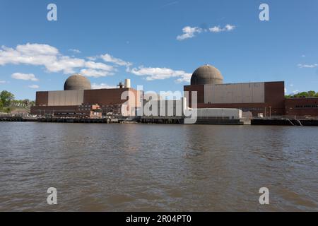 Cortlandt, New York, USA. 6. Mai 2023. Indian Point Nuclear Plant in Buchannon, New York, am Hudson River in West Chester County. HOLTEC International plant, im Rahmen des Stilllegungsprozesses 1 Millionen Gallonen radioaktives Wasser in den Hudson River abzuleiten. (Kreditbild: © Brian Branch Price/ZUMA Press Wire) NUR REDAKTIONELLE VERWENDUNG! Nicht für den kommerziellen GEBRAUCH! Stockfoto