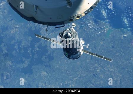 Raumschiff im Weltraum andocken. Elemente dieses Bildes lieferten die NASA. Hochwertiges Foto Stockfoto