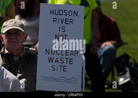 Cortlandt, New York, USA. 6. Mai 2023. Demonstranten beteiligen sich an der Protestaktion gegen die HOLTEC Interanational im Waterfront Park in Verplanck in Cortlandt, New York. HOLTEC International plant, im Rahmen des Stilllegungsprozesses 1 Millionen Gallonen radioaktives Wasser in den Hudson River abzuleiten. (Kreditbild: © Brian Branch Price/ZUMA Press Wire) NUR REDAKTIONELLE VERWENDUNG! Nicht für den kommerziellen GEBRAUCH! Stockfoto