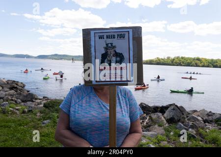 Cortlandt, New York, USA. 6. Mai 2023. Ein Demonstrator beteiligt sich an der Protestaktion gegen HOLTEC Interanational im Waterfront Park in Verplanck in Cortlandt, New York. HOLTEC International plant, im Rahmen des Stilllegungsprozesses 1 Millionen Gallonen radioaktives Wasser in den Hudson River abzuleiten. (Kreditbild: © Brian Branch Price/ZUMA Press Wire) NUR REDAKTIONELLE VERWENDUNG! Nicht für den kommerziellen GEBRAUCH! Stockfoto