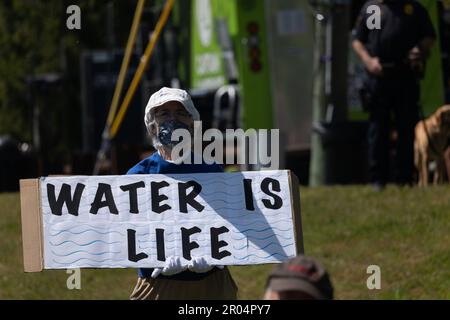 Cortlandt, New York, USA. 6. Mai 2023. Demonstranten beteiligen sich an der Protestaktion gegen die HOLTEC Interanational im Waterfront Park in Verplanck in Cortlandt, New York. HOLTEC International plant, im Rahmen des Stilllegungsprozesses 1 Millionen Gallonen radioaktives Wasser in den Hudson River abzuleiten. (Kreditbild: © Brian Branch Price/ZUMA Press Wire) NUR REDAKTIONELLE VERWENDUNG! Nicht für den kommerziellen GEBRAUCH! Stockfoto
