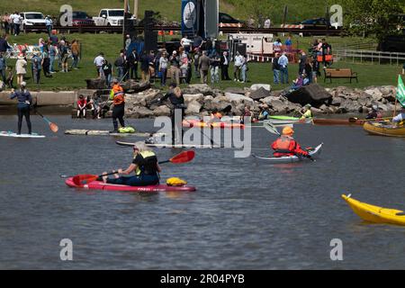 Cortlandt, New York, USA. 6. Mai 2023. Eine Flotte von Demonstranten auf Kyaks und Paddelbrettern nehmen an der Protestaktion gegen HOLTEC Interanational im Waterfront Park in Verplanck in Cortlandt, New York, Teil. HOLTEC International plant, im Rahmen des Stilllegungsprozesses 1 Millionen Gallonen radioaktives Wasser in den Hudson River abzuleiten. (Kreditbild: © Brian Branch Price/ZUMA Press Wire) NUR REDAKTIONELLE VERWENDUNG! Nicht für den kommerziellen GEBRAUCH! Stockfoto