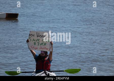 Cortlandt, New York, USA. 6. Mai 2023. Demonstranten beteiligen sich an der Protestaktion gegen die HOLTEC Interanational im Waterfront Park in Verplanck in Cortlandt, New York. HOLTEC International plant, im Rahmen des Stilllegungsprozesses 1 Millionen Gallonen radioaktives Wasser in den Hudson River abzuleiten. (Kreditbild: © Brian Branch Price/ZUMA Press Wire) NUR REDAKTIONELLE VERWENDUNG! Nicht für den kommerziellen GEBRAUCH! Stockfoto
