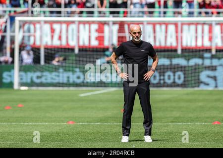 Mailand, Italien. 06. Mai 2023. Stefano Pioli Cheftrainer des AC Mailand schaut während des Fußballspiels der Serie A 2022/23 zwischen dem AC Mailand und der SS Lazio im San Siro Stadion. Endstand: Mailand 2 | 0 Lazio. Kredit: SOPA Images Limited/Alamy Live News Stockfoto