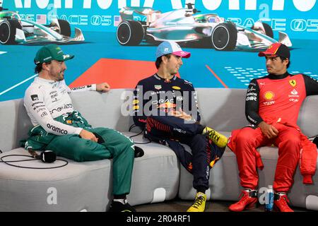 6. Mai 2023: Miami International Autodrome, Miami Gardens, Florida, USA: Formel 1 Crypto.com Miami Grand Prix 2023: Qualifikationstag: Von links sprechen Aston Martin Aramco Cognizant Fahrer Fernando Alonso, Oracle Red Bull Racing Fahrer Sergio Perez und Scuderia Ferrari Fahrer Carlos Sainz Jr., bevor sie nach der Qualifikationssitzung die Medien verbreiten. Perez hat sich als erster qualifiziert, Alsono als zweiter und Sainz als Dritter. Stockfoto