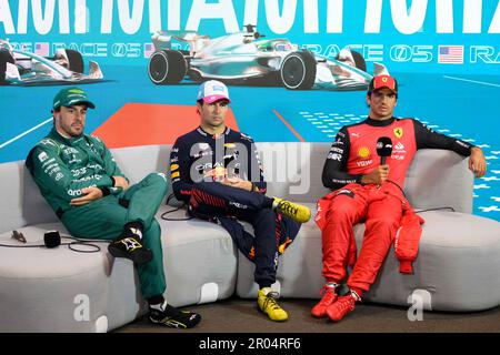 6. Mai 2023: Miami International Autodrome, Miami Gardens, Florida, USA: Formel 1 Crypto.com Miami Grand Prix 2023: Qualifizierungstag: Von links: Aston Martin Aramco Cognizant Fahrer Fernando Alonso, Oracle Red Bull Racing Fahrer Sergio Perez und Scuderia Ferrari Fahrer Carlos Sainz Jr. sprechen nach der Qualifizierungssitzung mit den Medien. Perez hat sich als erster qualifiziert, Alsono als zweiter und Sainz als Dritter. Stockfoto