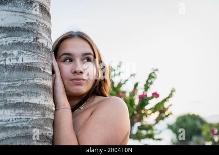 Porträt eines jungen Mädchens, das zur Seite blickt, traumhafter Ausdruck Stockfoto