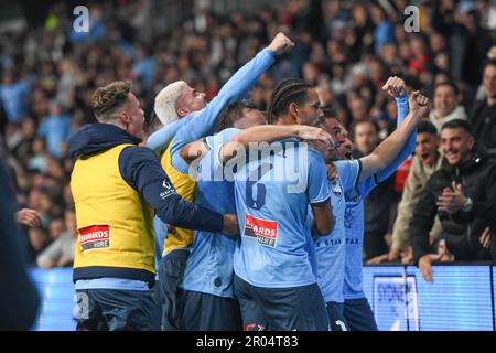Sydney, Australien. 06. Mai 2023. Das Team des FC Sydney feiert ein Tor beim A-League 2023 Finals Series-Spiel zwischen dem FC Sydney und den Western Sydney Wanderers im CommBank Stadium. Endstand: Sydney FC 2:1 Western Sydney Wanderers (Foto: Luis Veniegra/SOPA Images/Sipa USA) Guthaben: SIPA USA/Alamy Live News Stockfoto