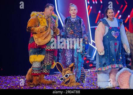 Köln, Deutschland. 06. Mai 2023. Jan Josef Liefers, Schauspieler, und seine Frau Anna Loos, Schauspielerin, sind auf der Bühne im Finale der ProSieben Show "The Masked Singer". Kredit: Rolf Vennenbernd/dpa/Alamy Live News Stockfoto