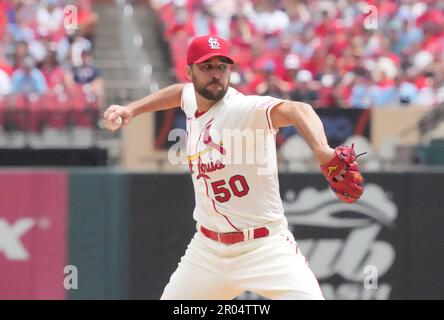 St. Louis, USA. 06. Mai 2023. St. Der erste Pitcher der Louis Cardinals Adam Wainwright präsentiert den Detroit Tigers im ersten Inning im Busch Stadium in St. Louis am Samstag, den 6. Mai 2023. Foto: Bill Greenblatt/UPI Credit: UPI/Alamy Live News Stockfoto